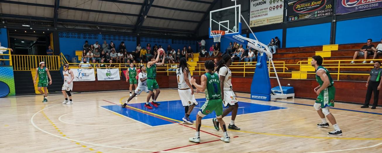 Grecia logra 13 triples en victoria ante AAB Jaguares 