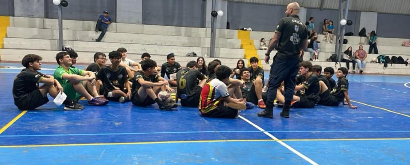 Fuerza Pública entrega uniformes a integrantes de las Ligas Atléticas Policiales en Grecia 