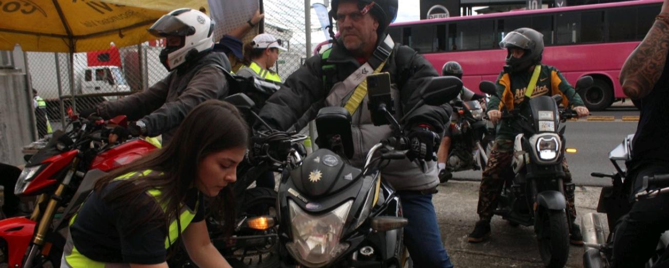 Más motociclistas insisten en no hacerse visibles al omitir uso de indumentaria reflectante  