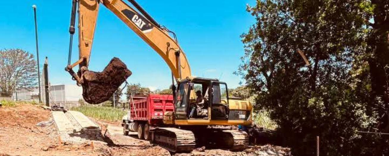 Municipalidad de Grecia y empresa construyen puente en Calle Mangos 