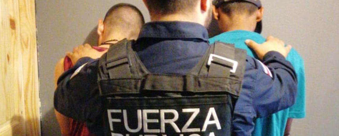 Policía detiene a dos sujetos por intentar robar en panadería, en Peralta