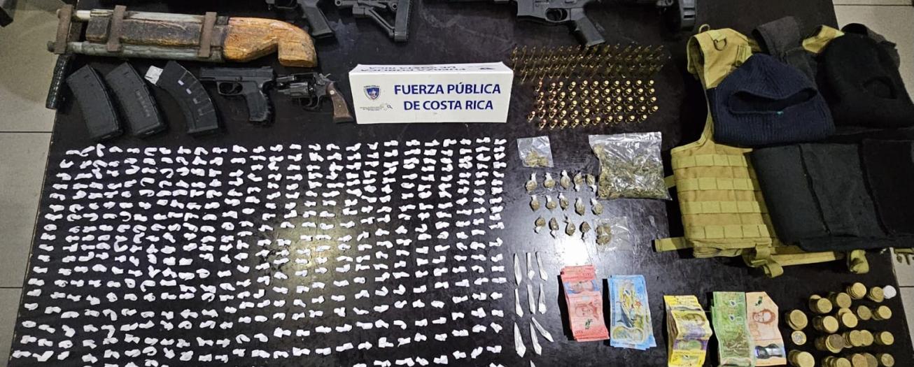 Fuerza Pública encuentra cinco armas y gran cantidad de drogas en Turrúcarres, Alajuela 